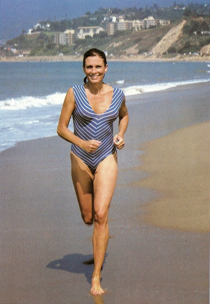 Med henne tunn kropp och Ljus brun hårtyp utan behå (kupstorlek 36C) på stranden i bikini
