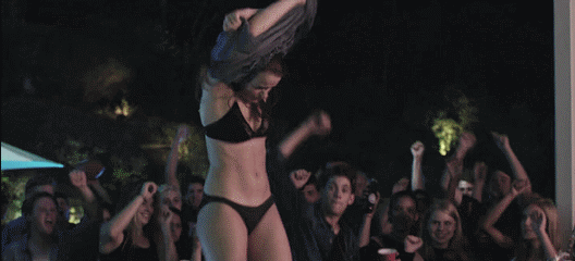 Порно вечеринка на сцене с еблей двух танцовщиц перед толпой 