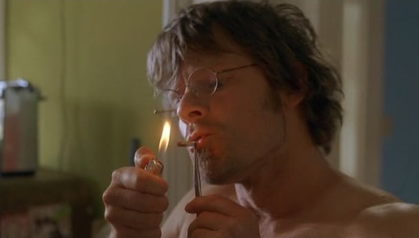Steve Zahn fumando un cigarrillo (o marihuana)
