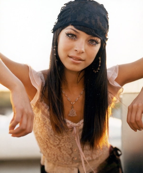 600full-kristin-kreuk.jpg