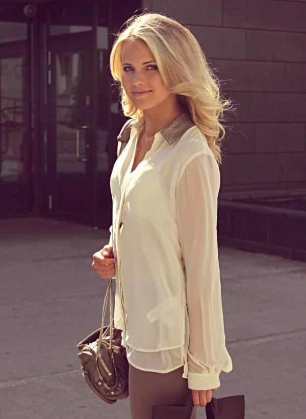 Блондинка в пиджаке без лифа фото