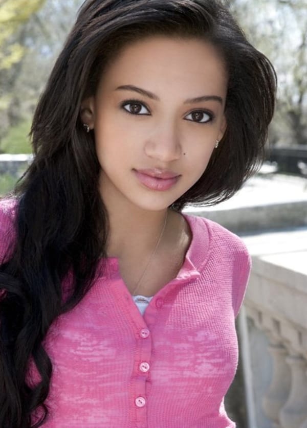 Samantha Logan Net Worth