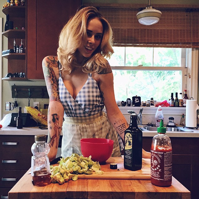 Фото кухонного домашнего фото сета от сексуальной блондинки