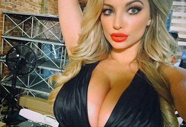 Lindsey pelas huge tits