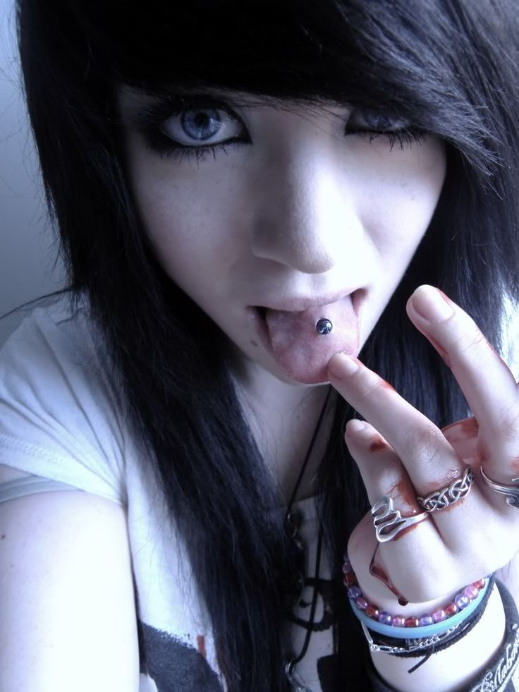 Goth teen fingers herself