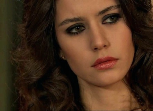Beren Saat Beren Saat