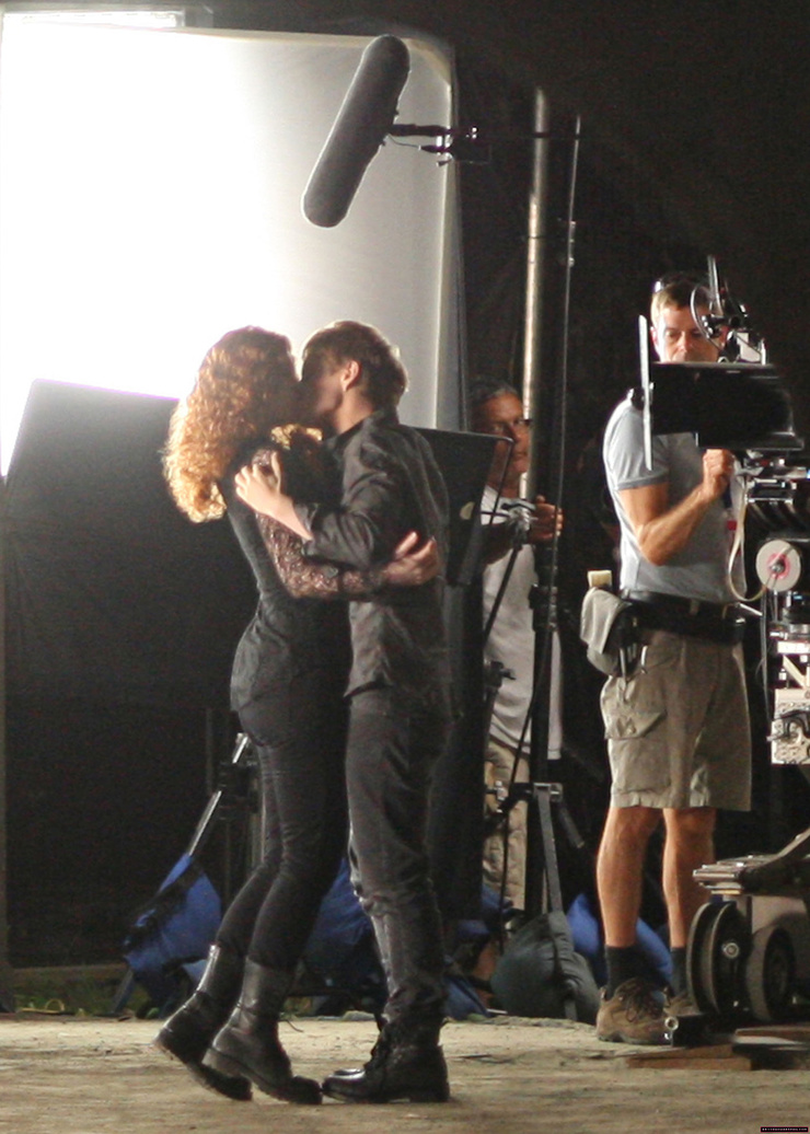 Как снимают сцену поцелуем. Первый поцелуй рона и гермионы. Дивергент кадры. Сумерки кадры со съемок. Кейт уинслет и леонардо ди каприо титаник поцелуй.