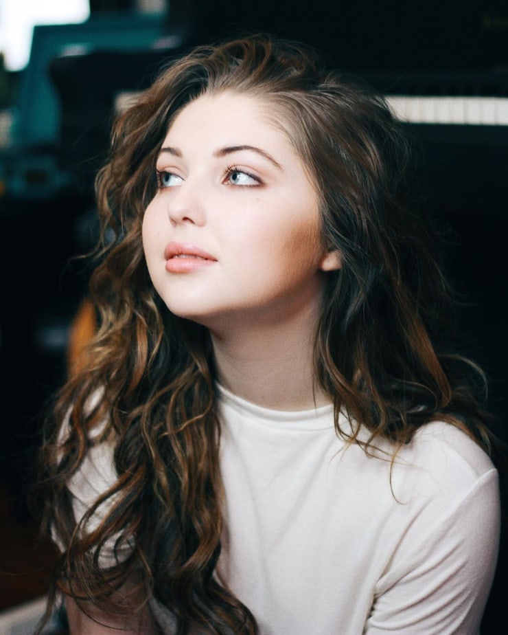 Sammi Hanratty makeup