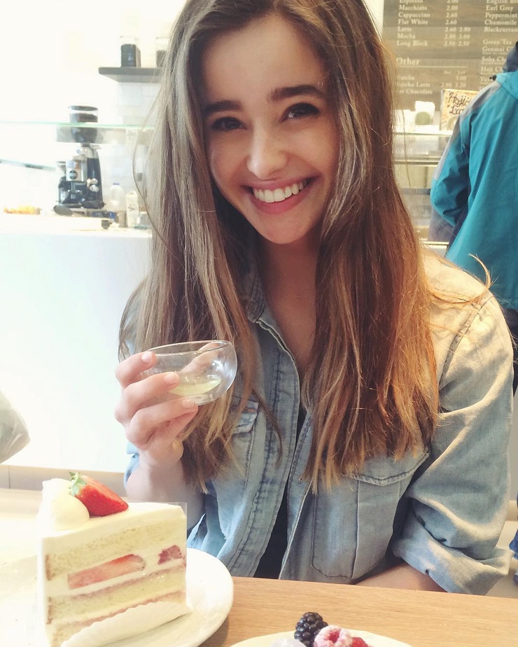Holly Earl Holly Earl