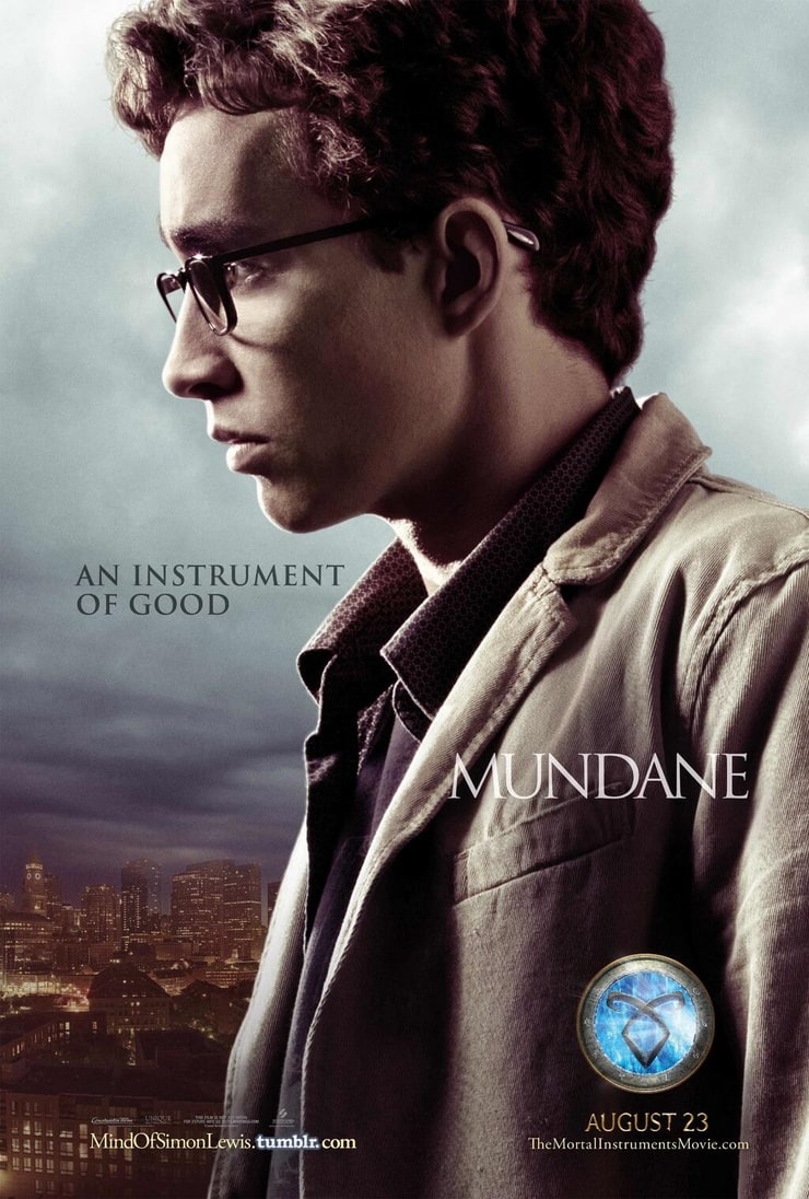 Simon Lewis (Robert Sheehan)