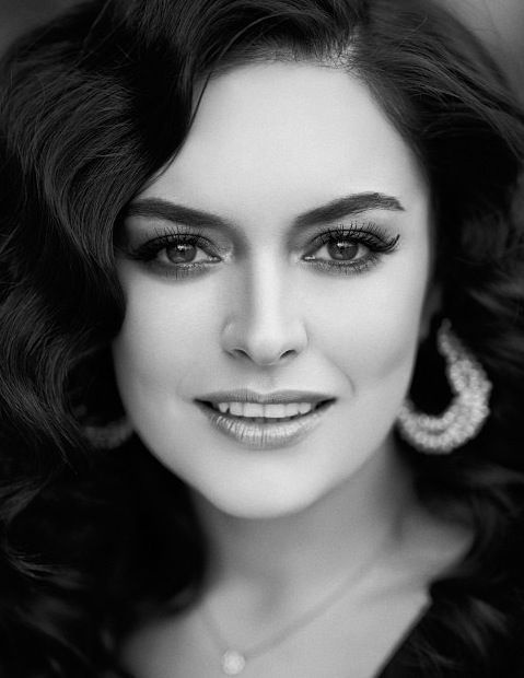 Ezgi Mola