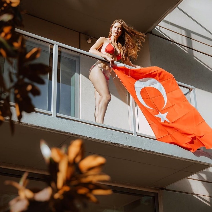 Amanda Cerny Amanda Cerny