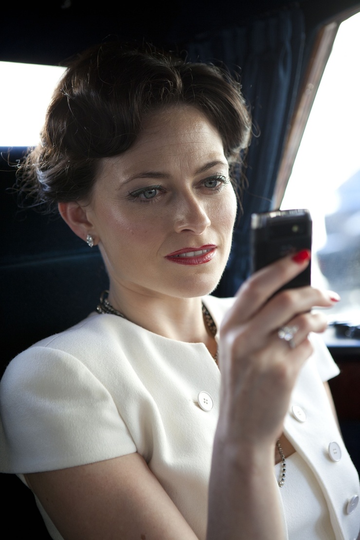 Irene Adler (Lara Pulver)