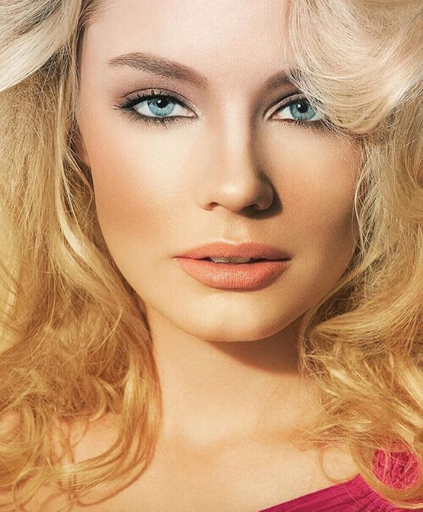 Holly Horne represented by Bella Management Holly Horne represented by Bella Management