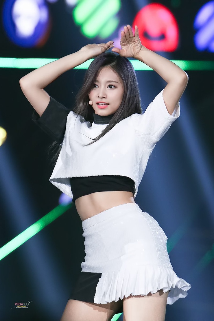 Chou Tzu-yu (Tzuyu) Chou Tzu-yu (Tzuyu)