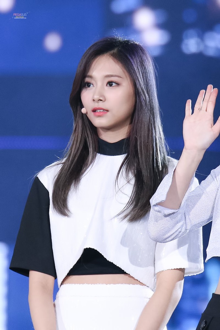 Chou Tzu-yu (Tzuyu) Chou Tzu-yu (Tzuyu)