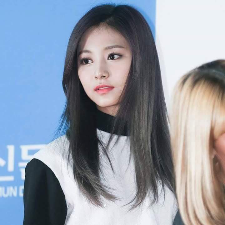 Chou Tzu-yu (Tzuyu) Chou Tzu-yu (Tzuyu)