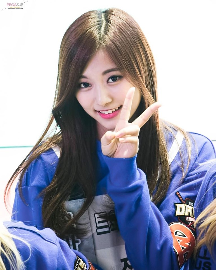 Chou Tzu-yu (Tzuyu) Chou Tzu-yu (Tzuyu)