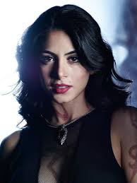 Isabelle Lightwood (Emeraude Toubia)