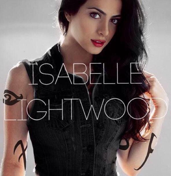 Isabelle Lightwood (Emeraude Toubia)