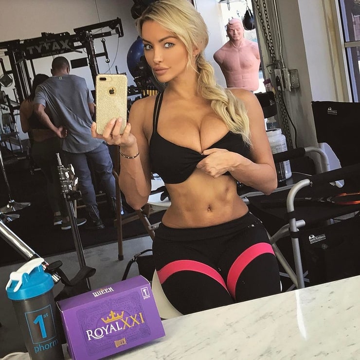 Lindsey Pelas