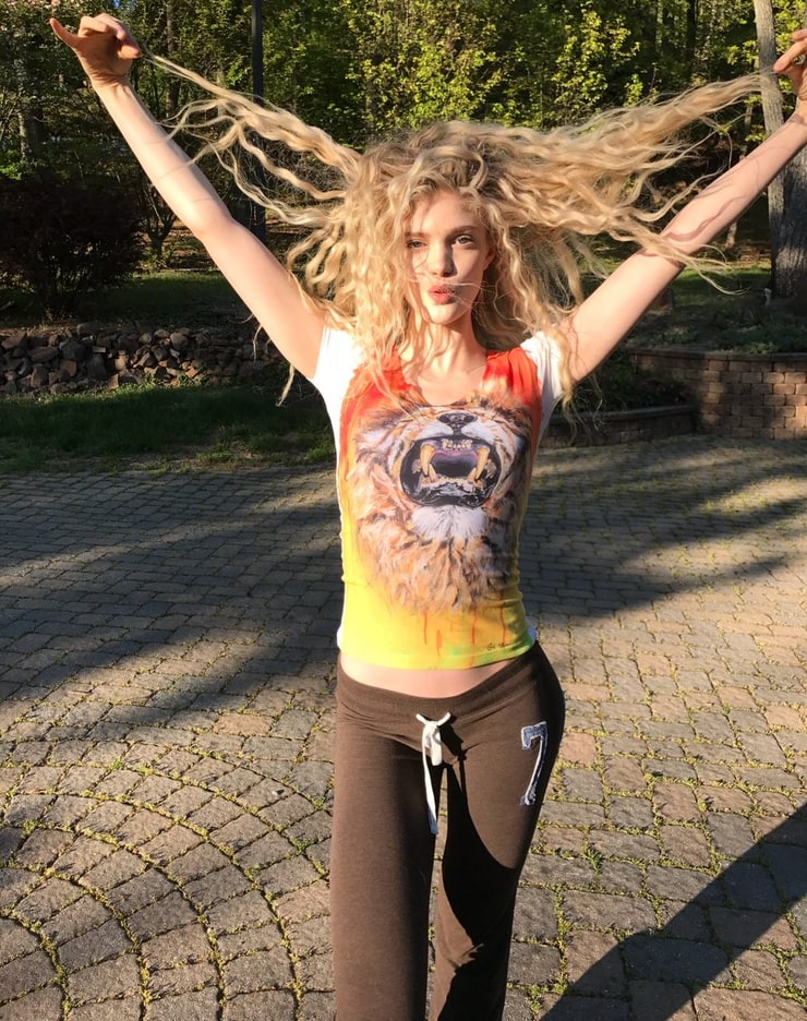 Elena Kampouris