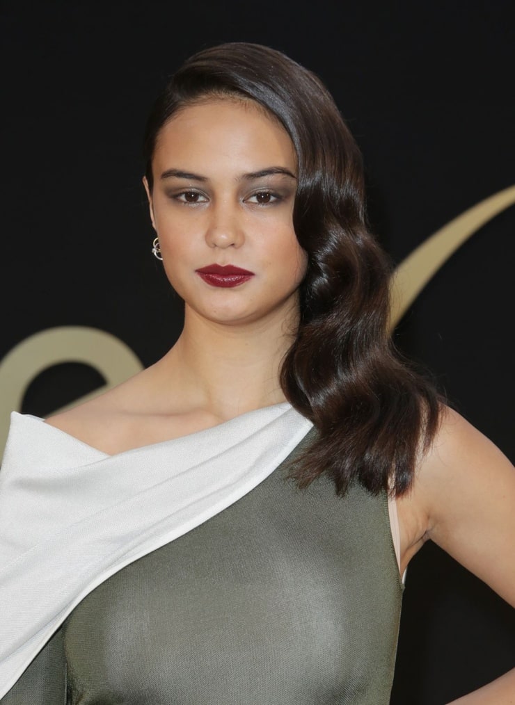 Next photo of Courtney Eaton