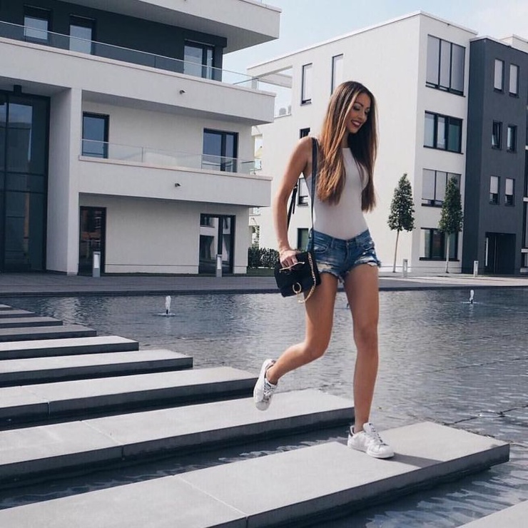 Caroline Einhoff Caroline Einhoff