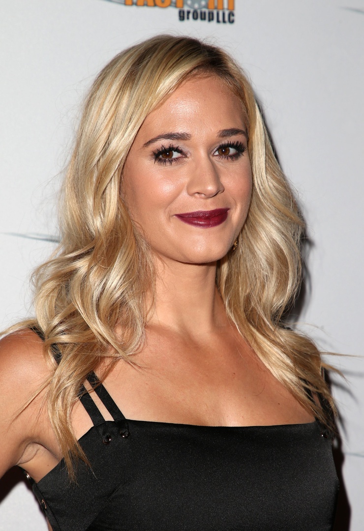 Image of Lauren Compton