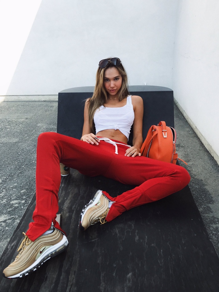 Alexis Ren