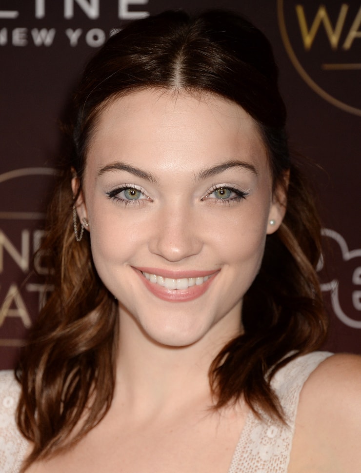 Violett Beane