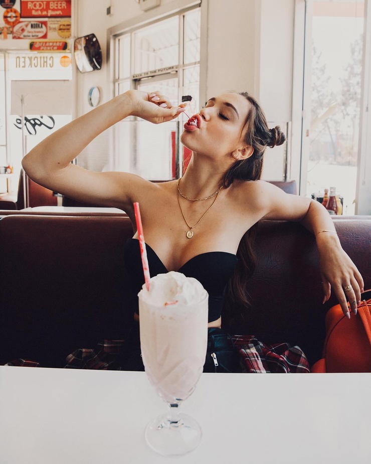 Alexis Ren