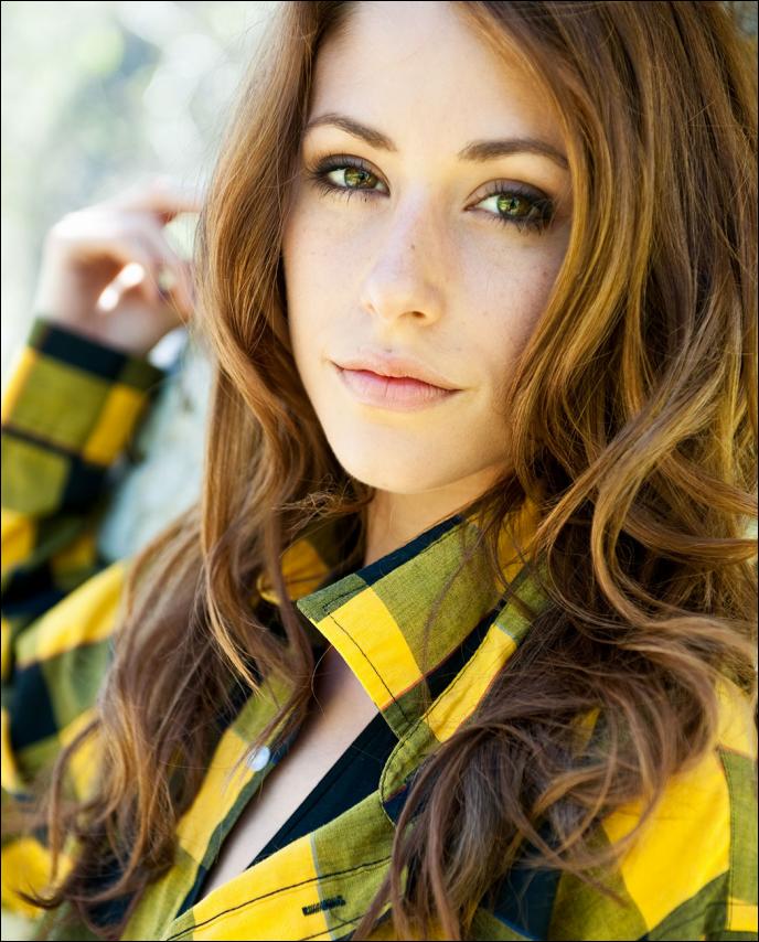 Amanda Crew