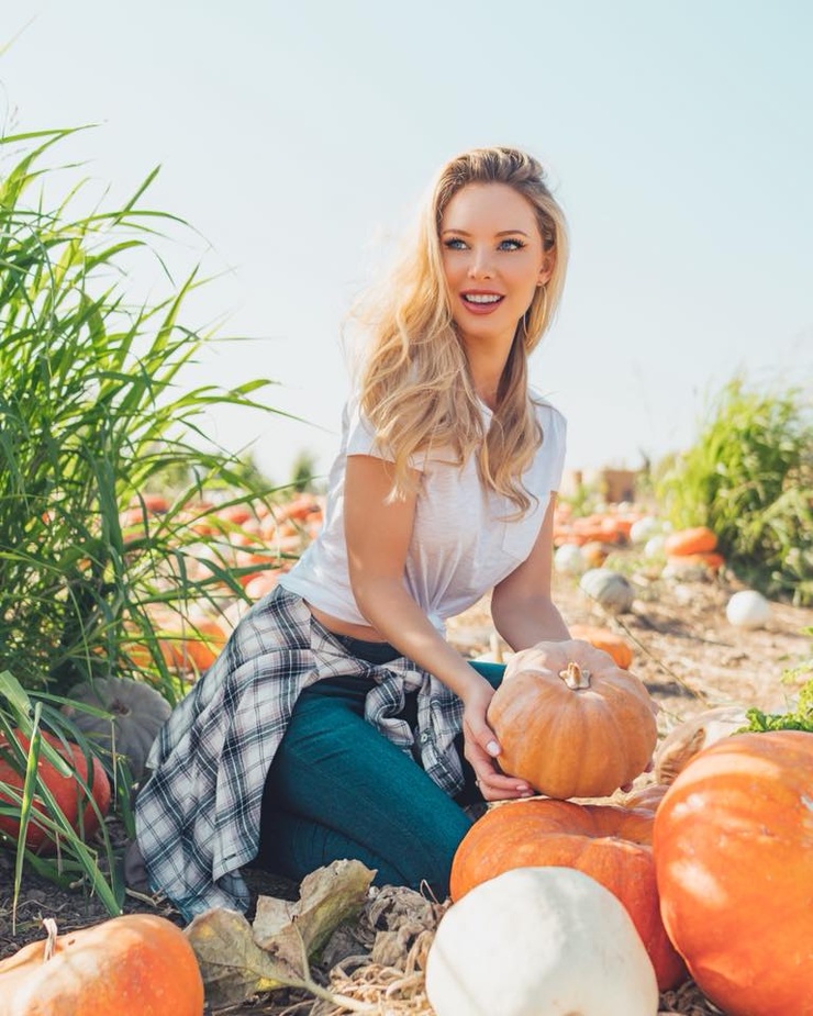 Tiffany Toth (I) Tiffany Toth (I)
