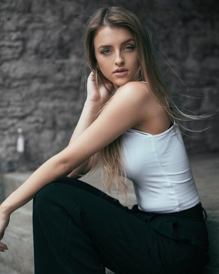 Alicia Moffet Alicia Moffet