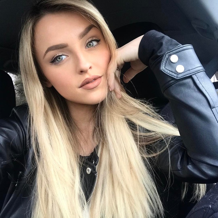 Alicia Moffet Alicia Moffet
