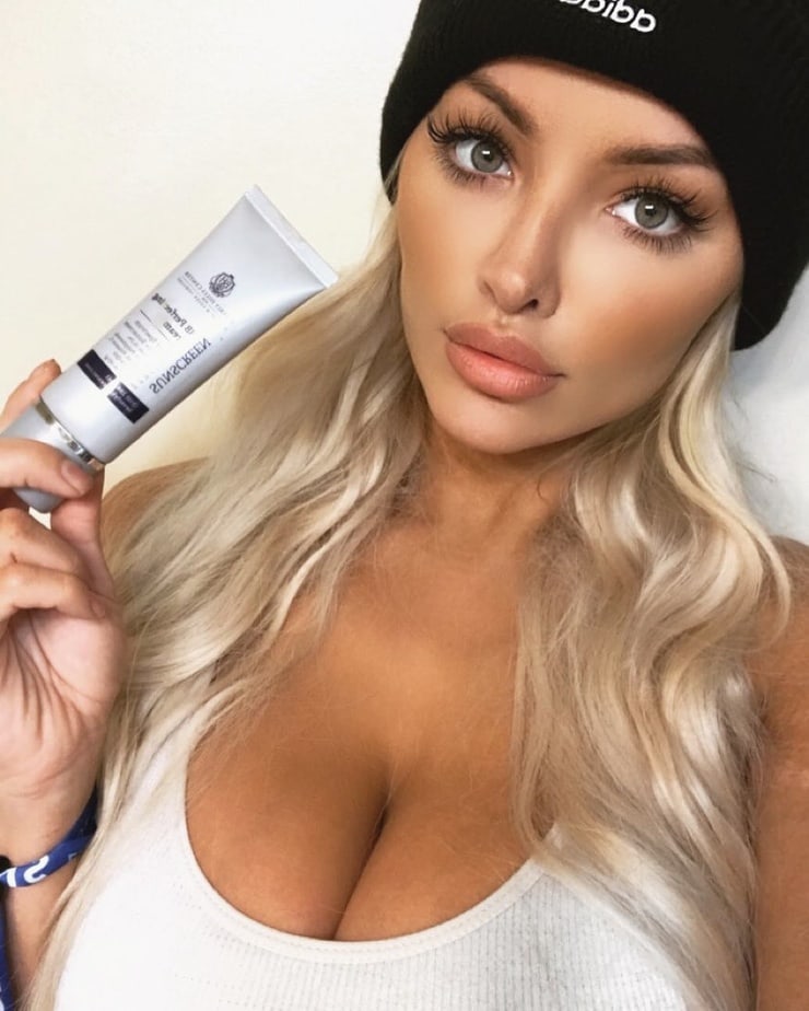 Lindsey Pelas