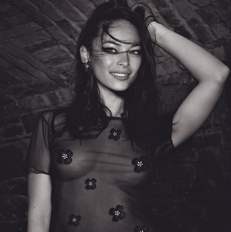 Next photo of Kristin Kreuk