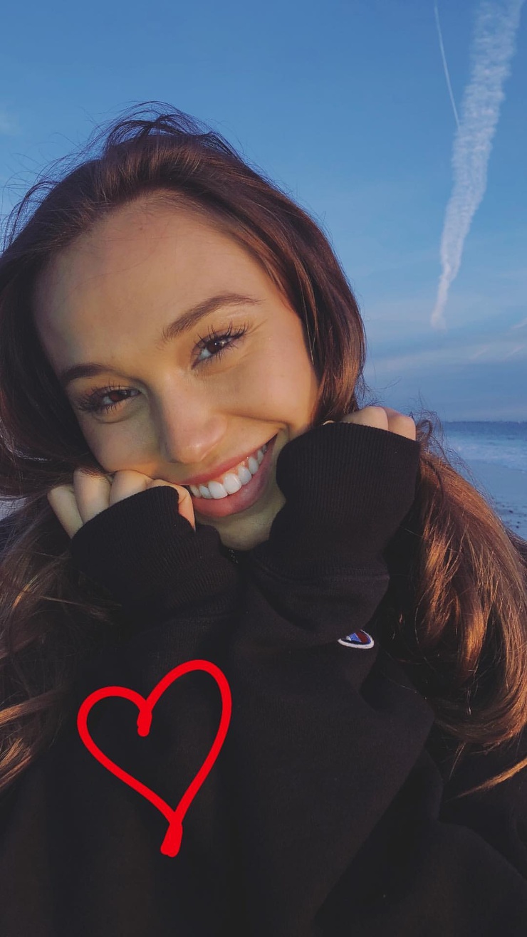 Alexis Ren