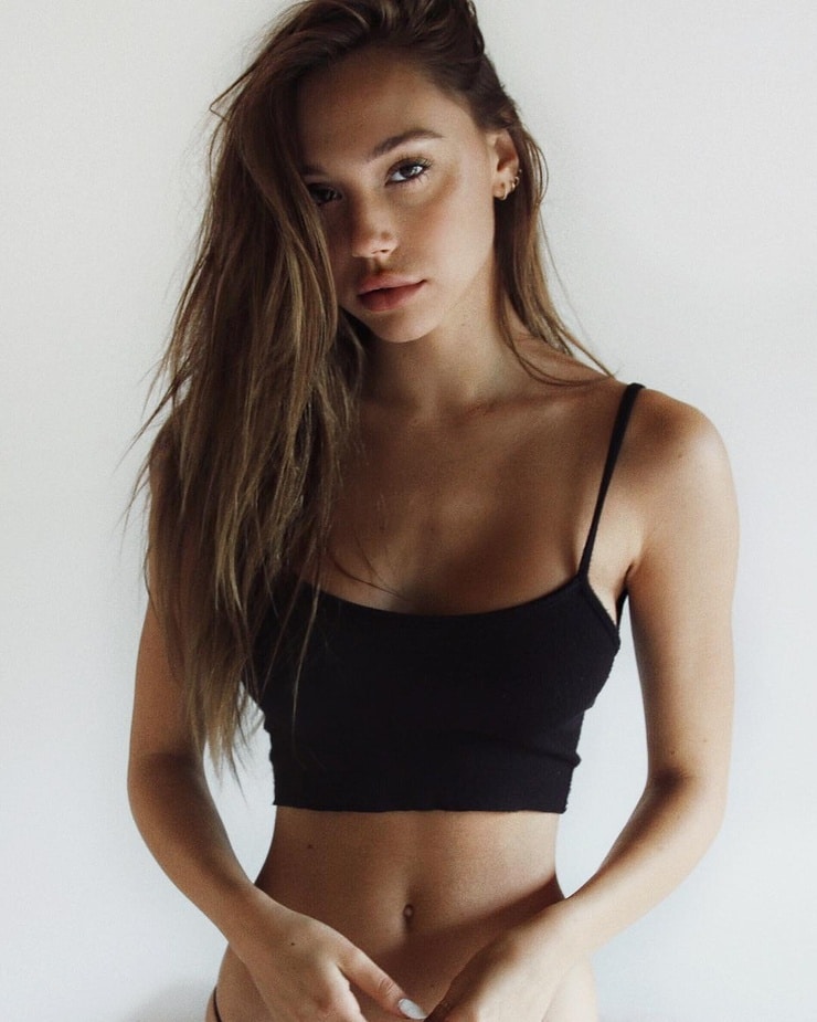 Alexis Ren
