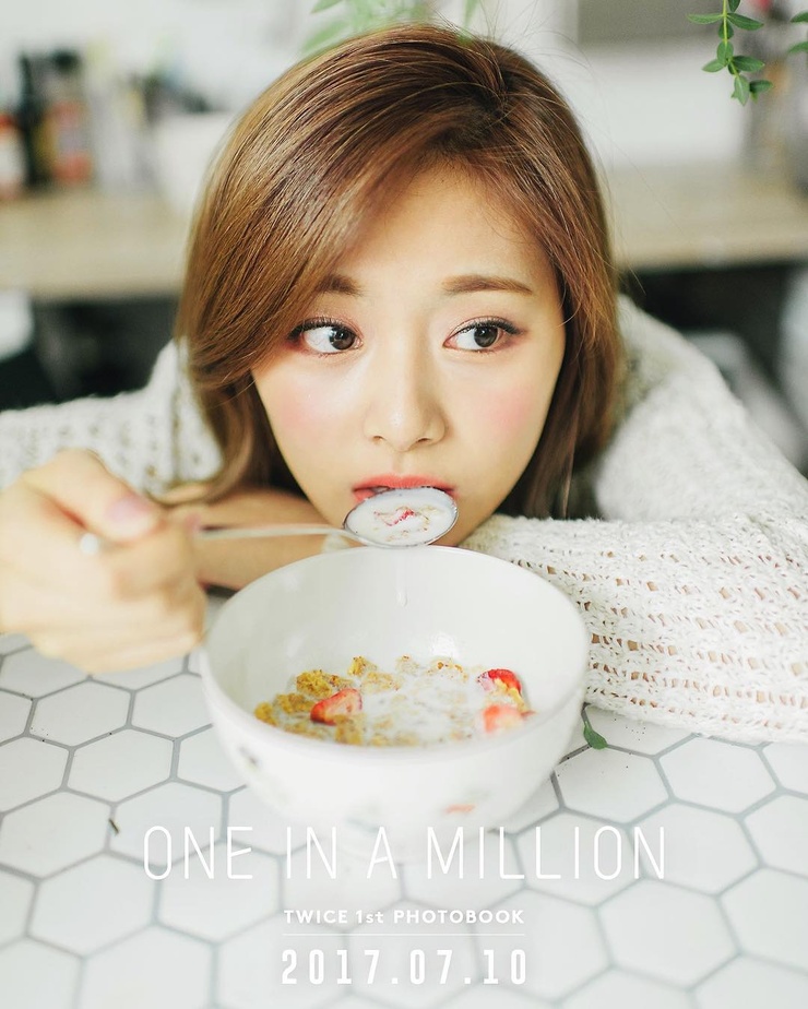 Chou Tzu-yu (Tzuyu) Chou Tzu-yu (Tzuyu)