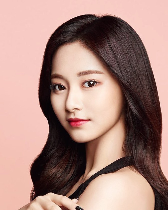 Chou Tzu-yu (Tzuyu) Chou Tzu-yu (Tzuyu)