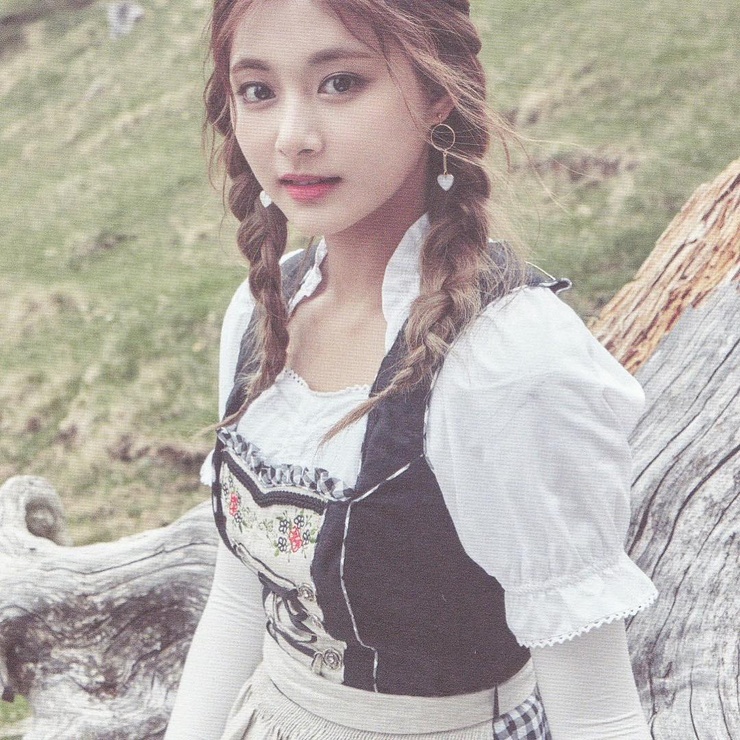 Chou Tzu-yu (Tzuyu) Chou Tzu-yu (Tzuyu)