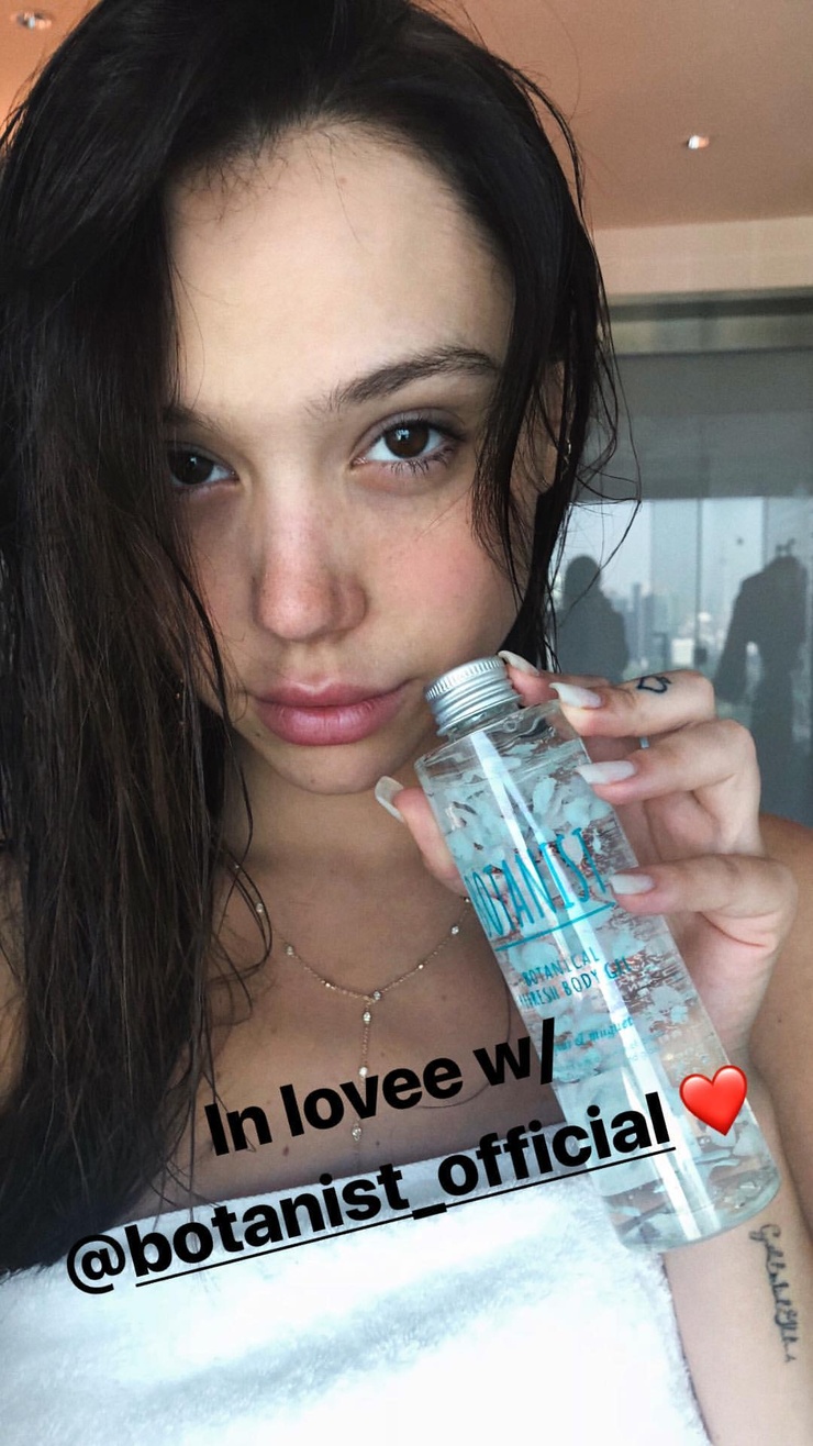 Alexis Ren