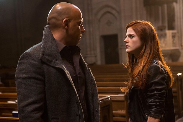 Chloe (Rose Leslie)
