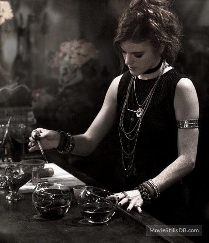 Chloe (Rose Leslie)