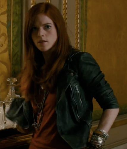Chloe (Rose Leslie)