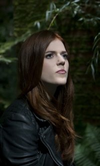 Chloe (Rose Leslie)