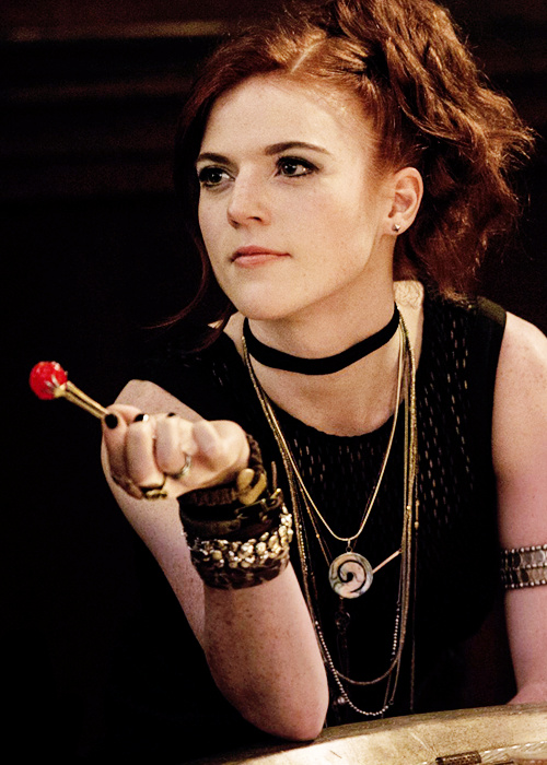 Chloe (Rose Leslie)