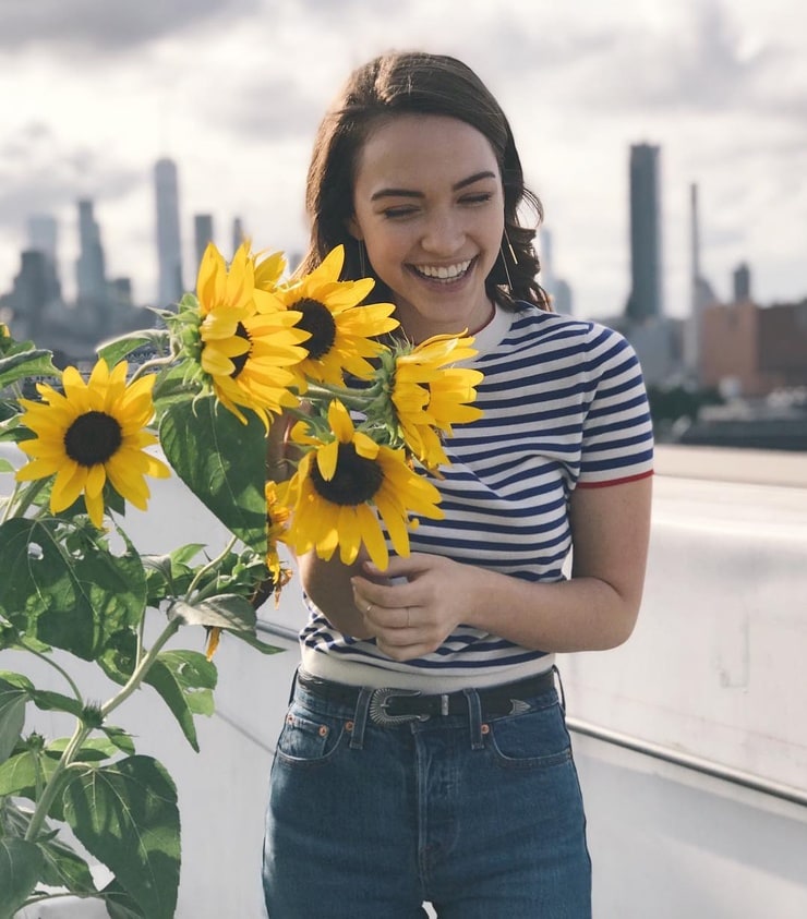 Violett Beane